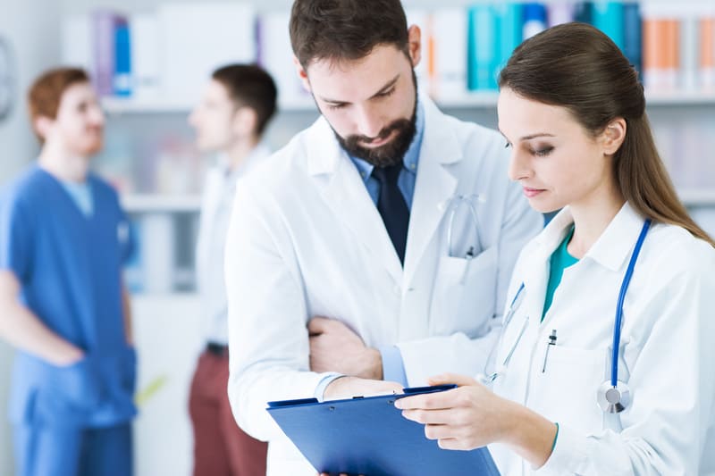 Brecha salarial en sector salud global es de 24%